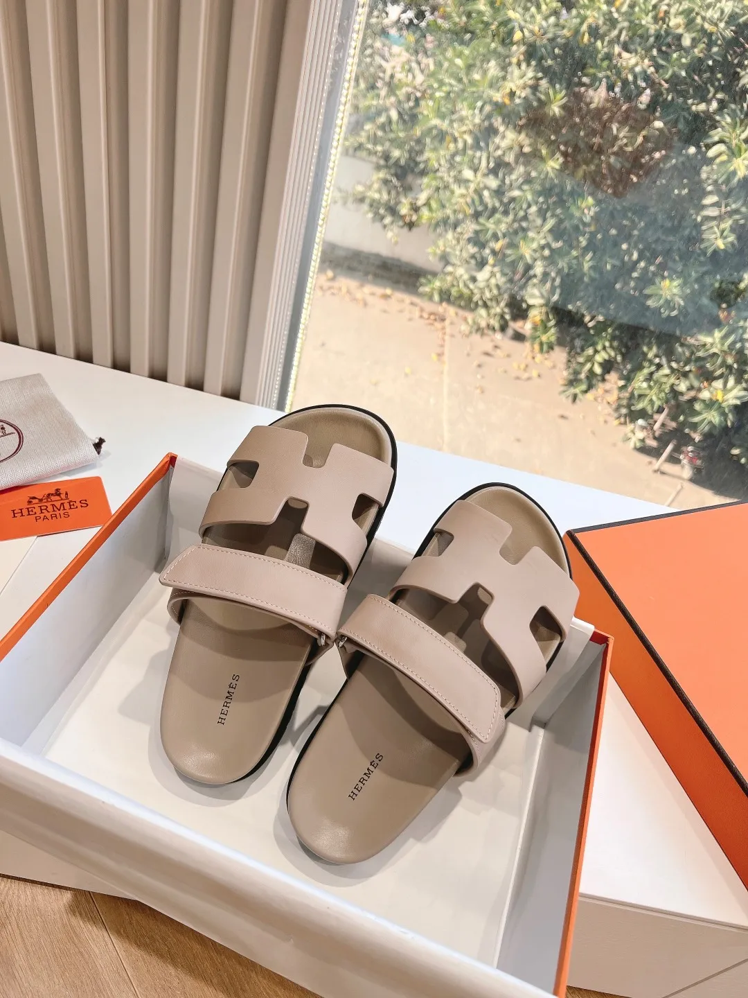 👟👟Ex-factory price 440👟👟 Men's size +10 H family 2024 spring and summer new style HERMES Hermes' recently popular couple's shoes, pig nose angle sandals and slippers, paired with various colorful socks, extremely trendy. Upper lining: imported original material. Outsole: non-slip and wear-resistant outsole. Size: Female 35-42 (40/42 non-returnable and non-exchangeable) Men’s size: 39-45 (45 is non-refundable and non-exchangeable)
